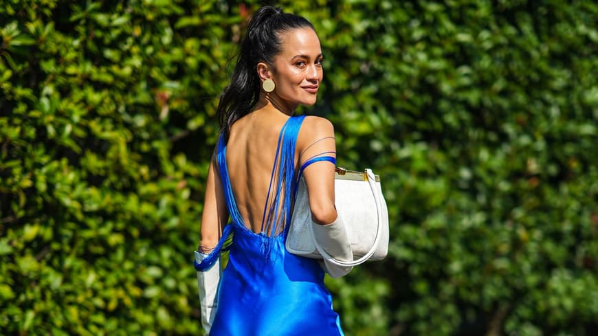 Frau in einem royalblauen Kleid