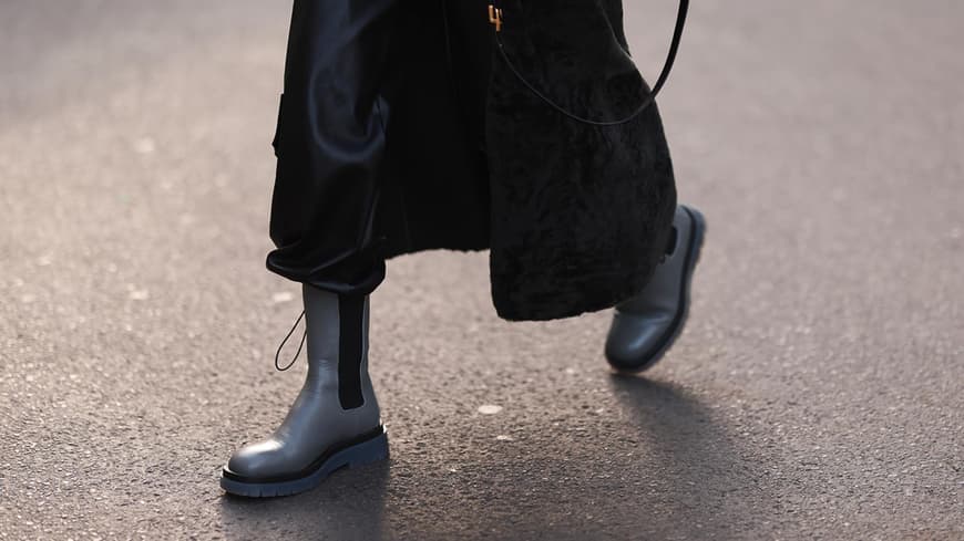 Frau mit stylischen grauen Stiefeln