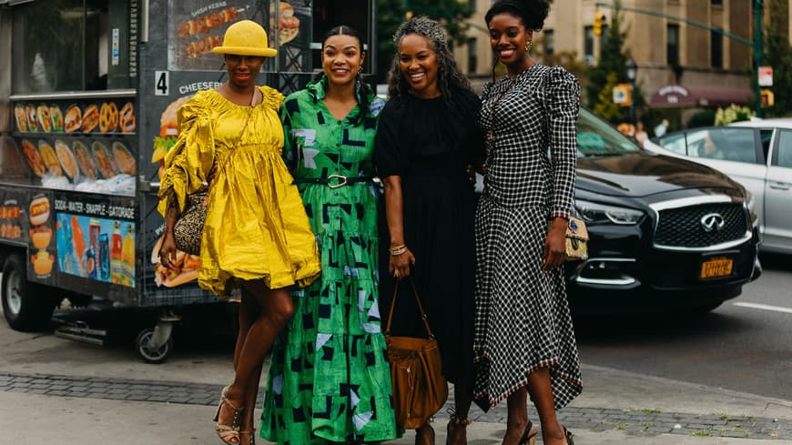vier stylische Frauen in angesagten Looks