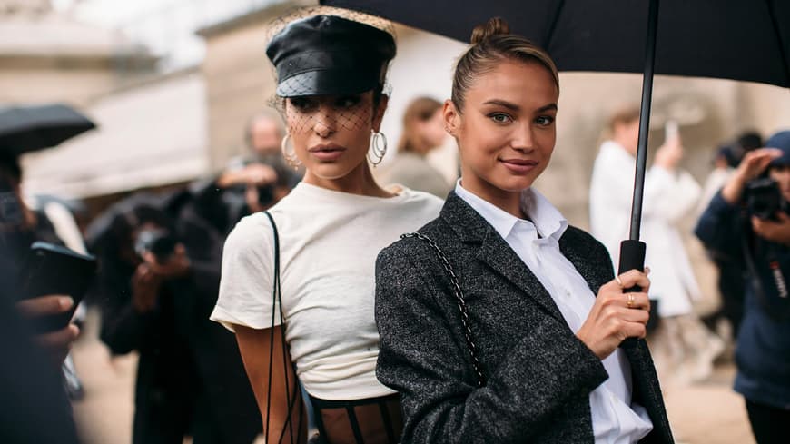 zwei stylische Frauen in schwarz-weißen Looks