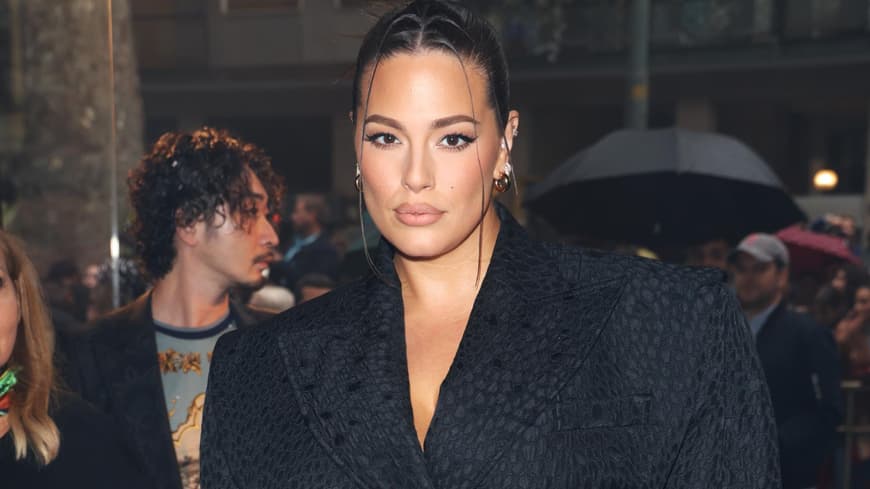 Ashley Graham trägt Blazer-Kleid in schwarz Over knees