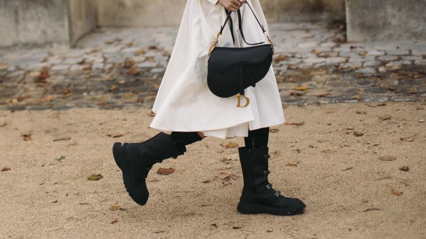 Frau trägt schwarze Stiefel