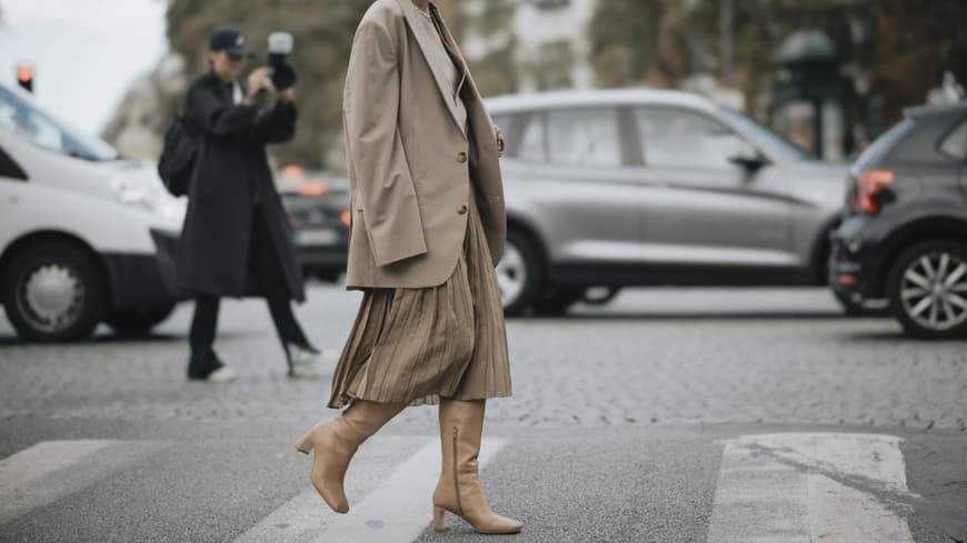 Frau trägt beige braune Stiefel Streetstyle
