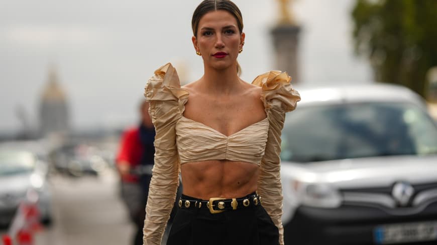 Frau trägt beiges Oberteil und goldenen Schmuck Streetstyle