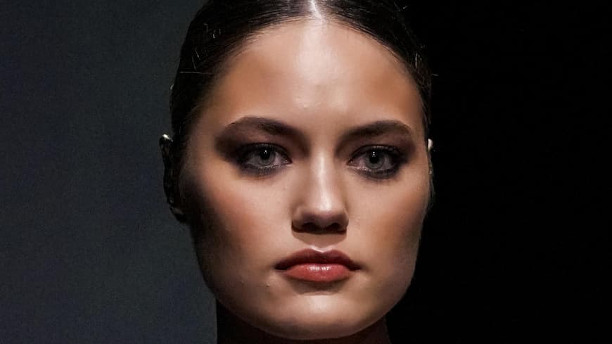 Frau trägt Make-up Fashion Show Mascara