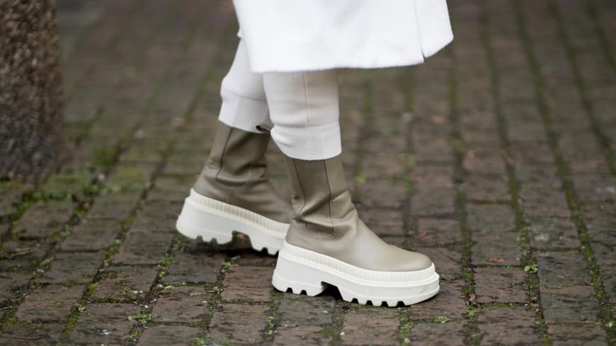 Frau trägt Schuhe grün grau mit weißer Sohle