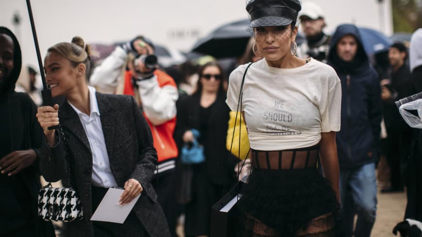 Frau trägt weißes Shirt schwarze Kappe und schwarze High Waist Shorts