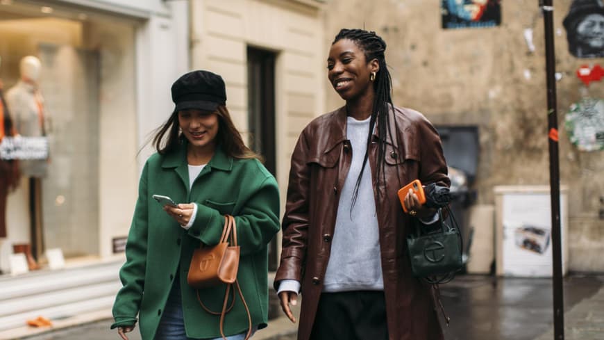 Frauen lachen Streetstyle stylische Looks