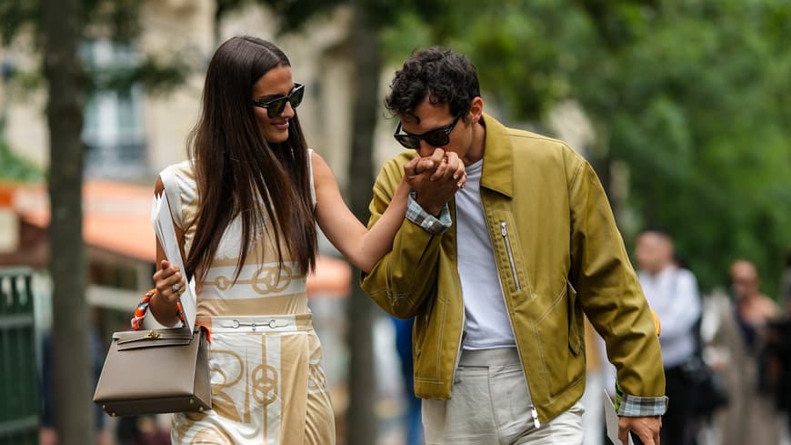 Pärchen hält Händchen