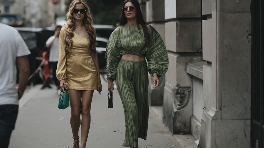 Paris Fashion Week zwei Frauen tragen Kleid und Zweiteiler
