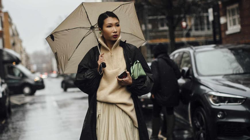 Streetstyle Frau trägt Rock in Beige und Strickpullover