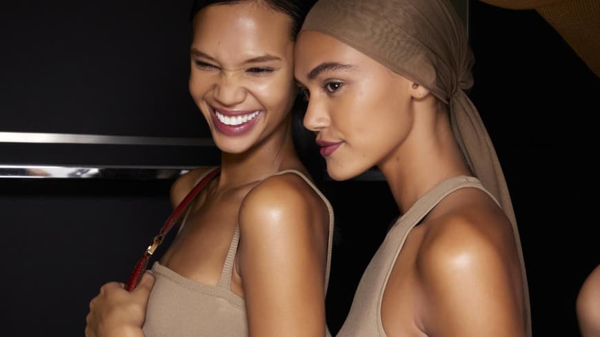 zwei Frauen Fashion Show lachen freuen sich Beauty