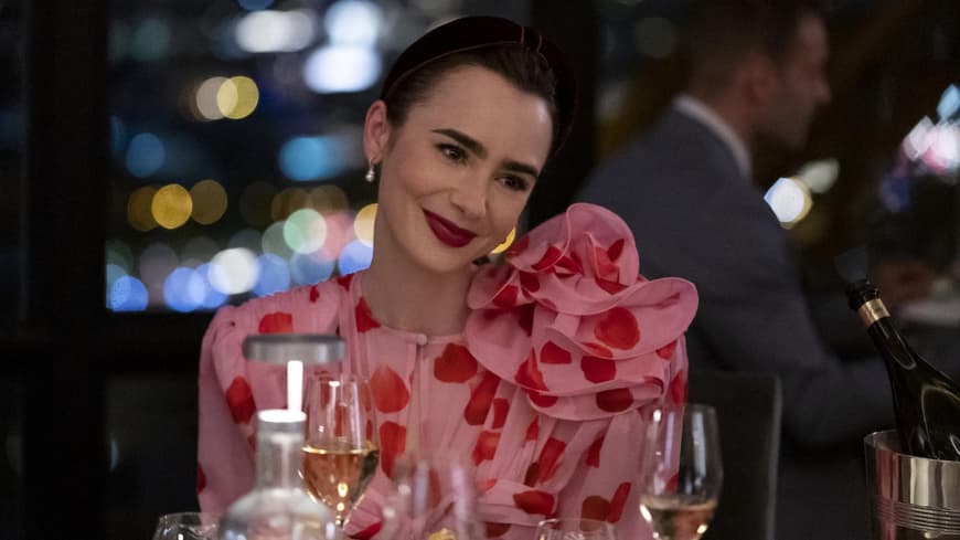 Emily in Paris in einem bunten Oberteil