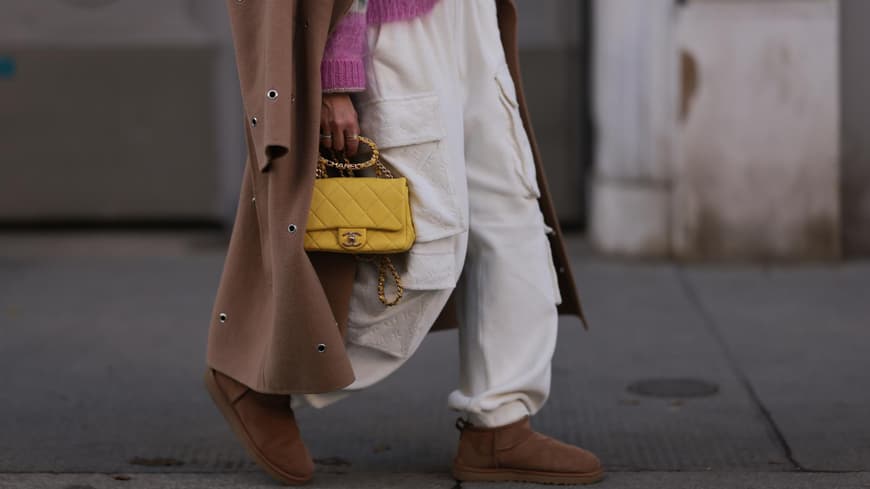 Frau in hellbraunen UGG Minis