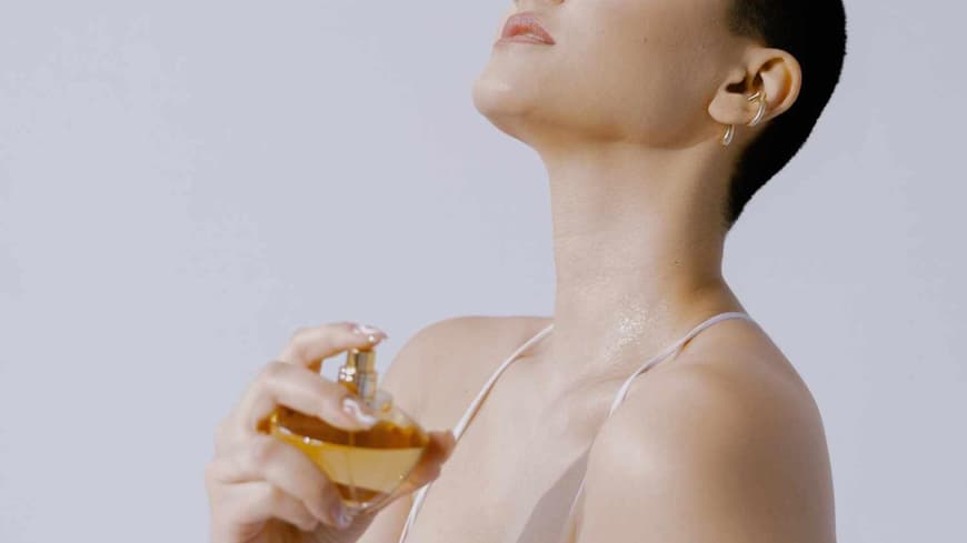 Frau mit Parfum in der Hand und Kleid Frau mit Parfum in der Hand und Kleid