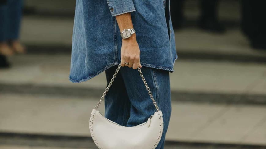 Frau trägt All Over Jeans Look Tasche weiß Streetstyle