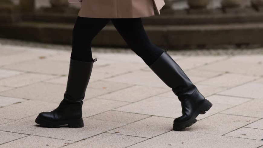 Frau trägt schwarze Stiefel