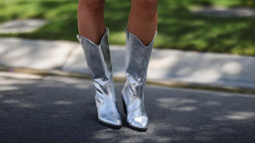 Frau trägt silberne Cowboy Boots Streetstyle