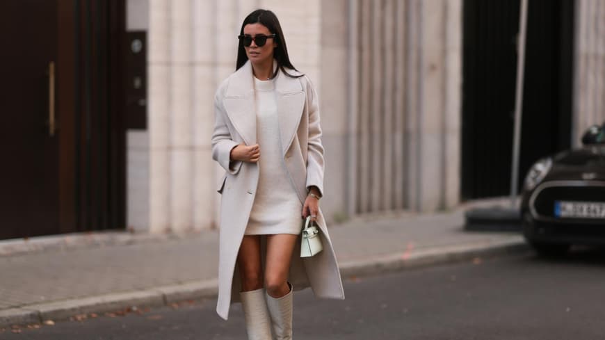 Leo Eberlin trägt Strickkleid beige Mantel beige und kniehohe Stiefel Streetstyle