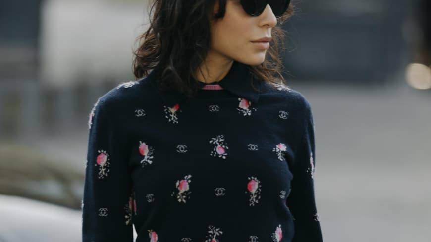 Paris Streetstyle Frau trägt Set von Chanel Pullover