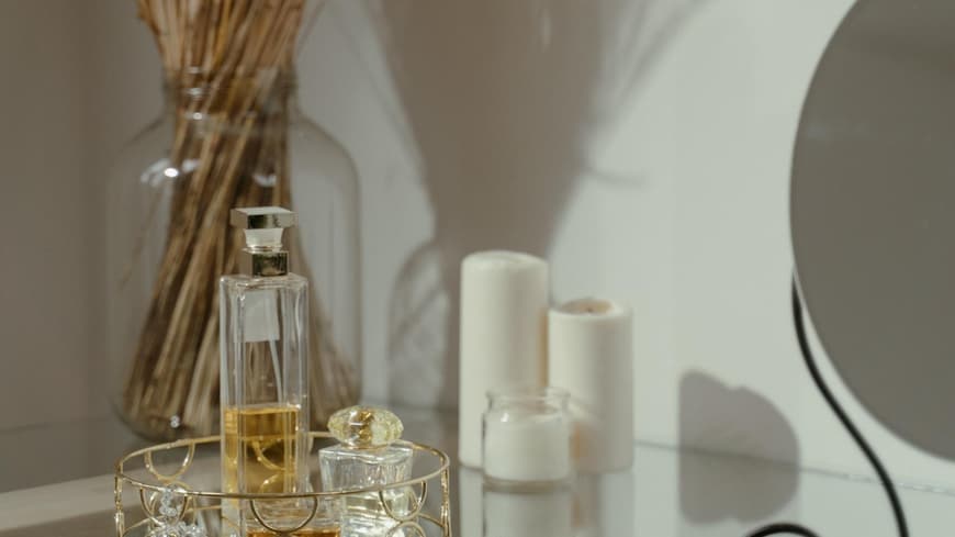 Parfum auf Glastisch Trockenblumen Hintergrund