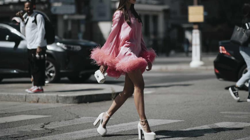 Streetstyle Frau trägt pinkes Kleid mit Plateau Schuhen weiß