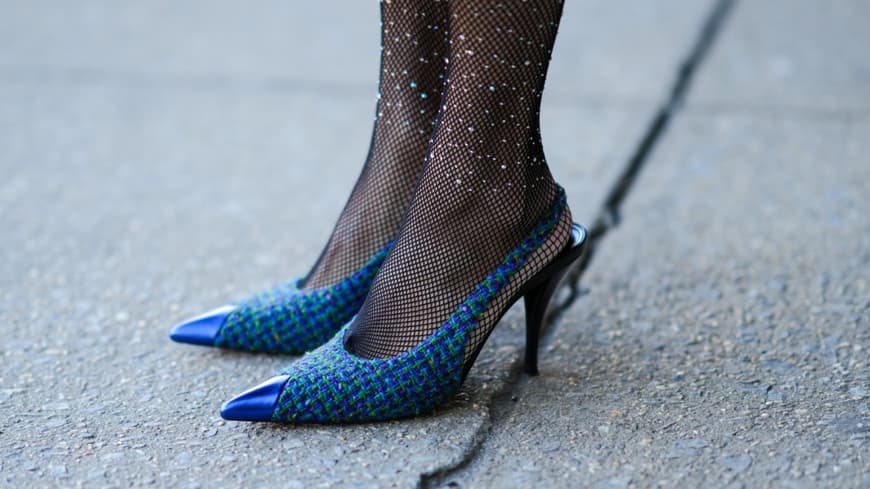 Streetstyle Frau trägt Strassstrumpfhose und Heels
