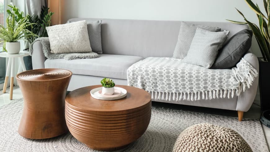 Wohnzimmer Couch zwei Tische Hocker Bilder Wand
