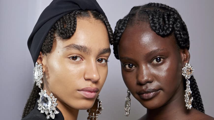 Zwei Models tragen opulente Ohrringe im Neo-Gothic-Stil