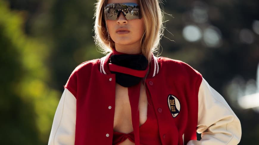 Emma Noi trägt College Jacke BH rot