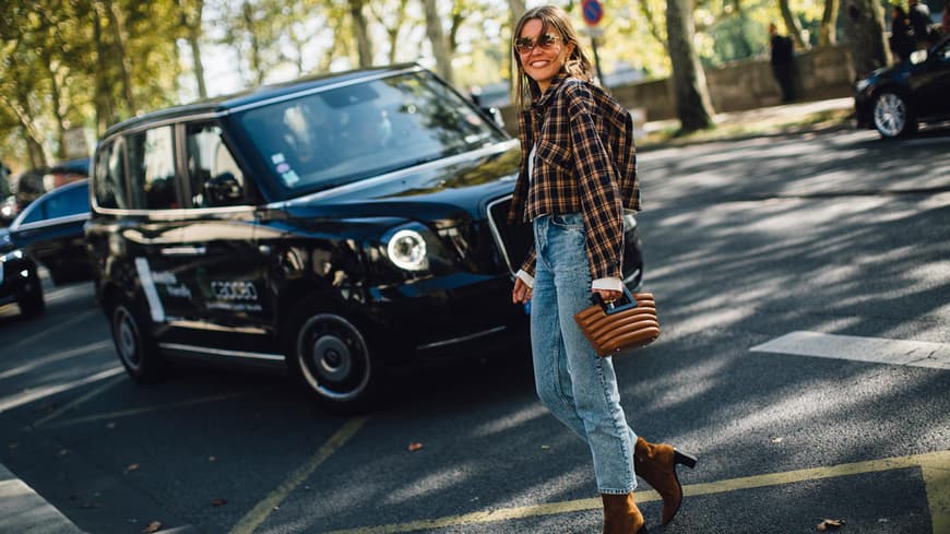 Frau in Wildleder-Boots