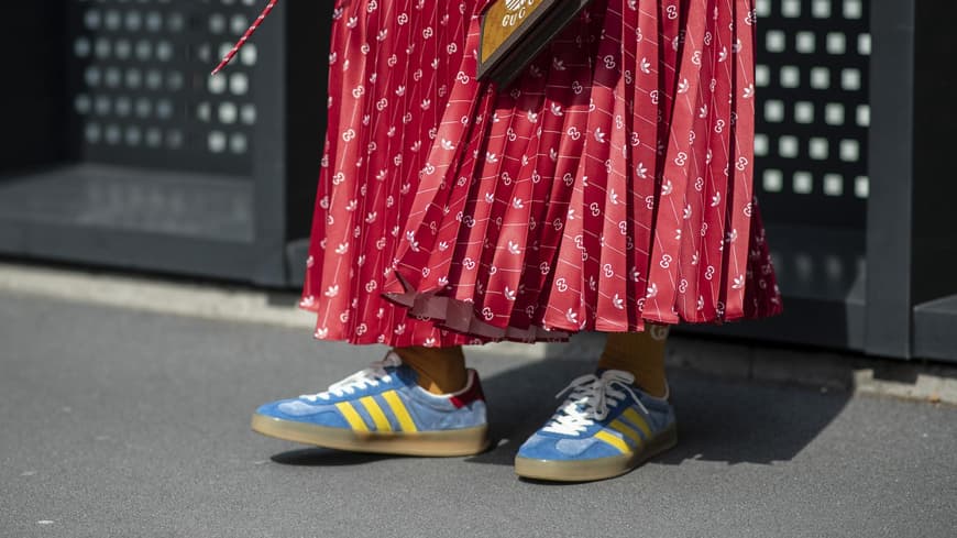 Frau trägt Adidas Samba