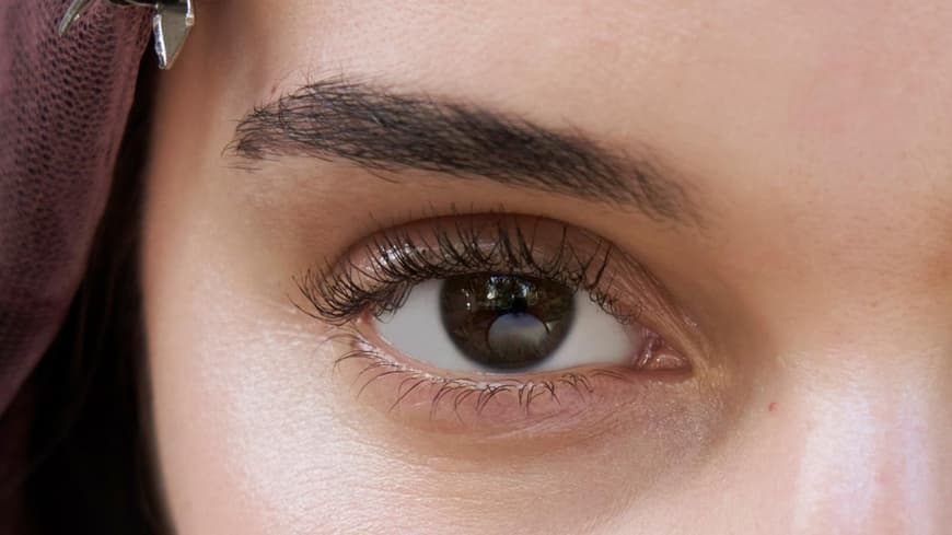 Frau mit langen Wimpern