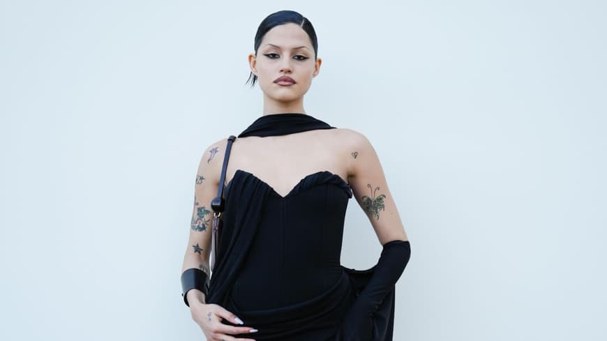 Frau auf Designershow trägt schwarzes Oberteil mit Herzausschnitt