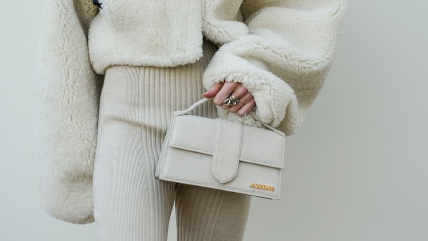 Frau Julia Hobbs trägt komplettes Outfit Jacquemus