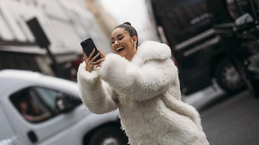 Frau trägt Fake Fur Jacke Dutt lacht