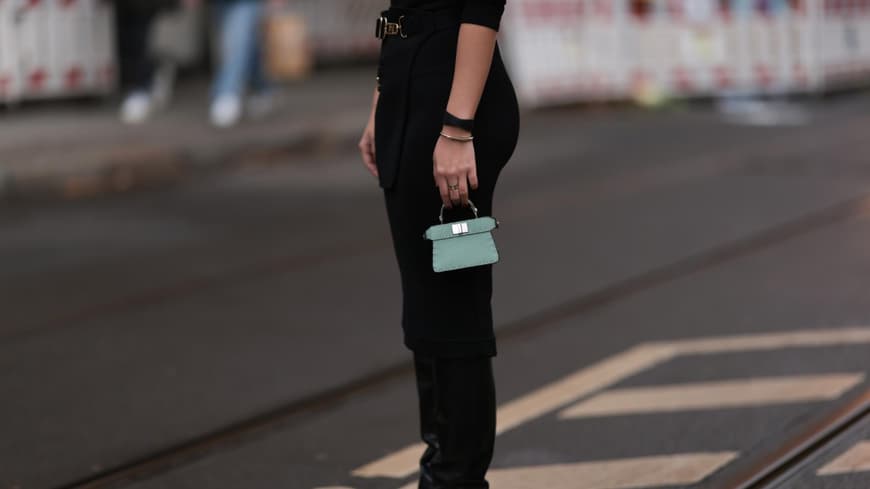 Frau trägt Fendi Tasche schwarze Hose und Schuhe