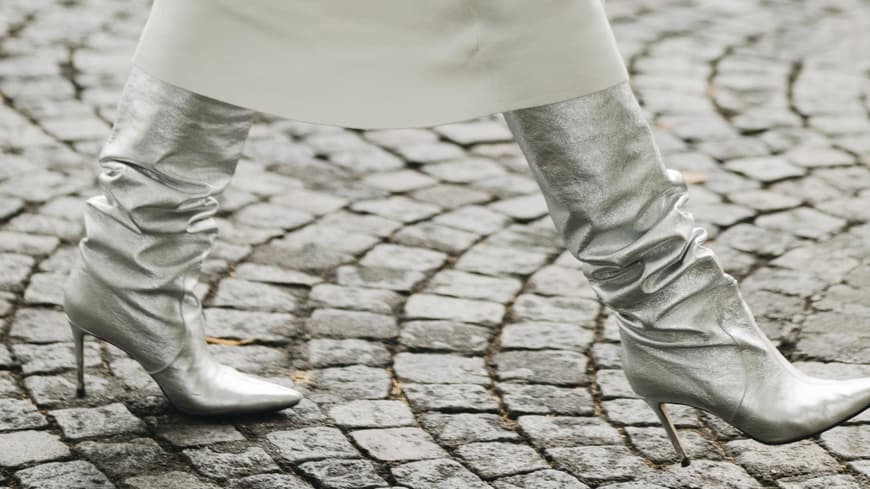 Frau trägt Stiefel mit Absatz in Silber weißes Kleid