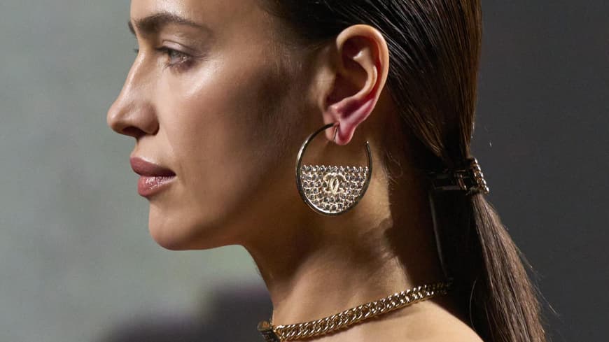 Irina Shayk trägt goldenen Schmuck