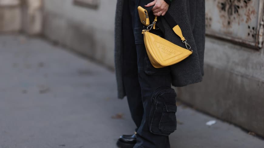 Karin Teigl trägt gelbe Prada Tasche schwarze Jeans und Loafer