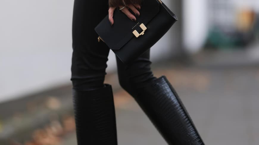 Marie Denker trägt schwarze Stiefel schwarze Leggings braunen Pullover