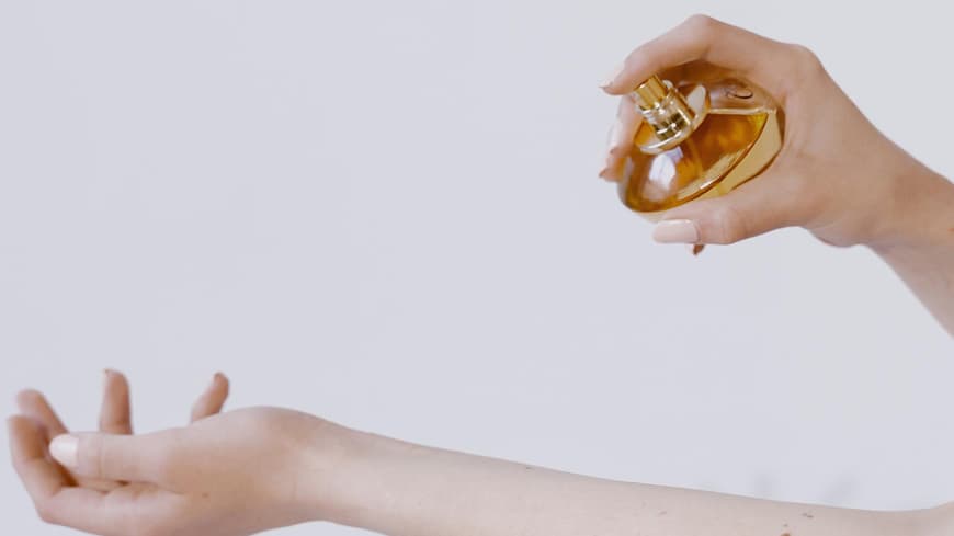 Parfum wird aufgetragen