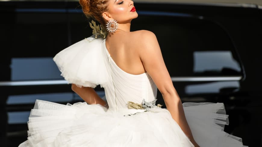 Urvashi Rautela trägt weißes Kleid 