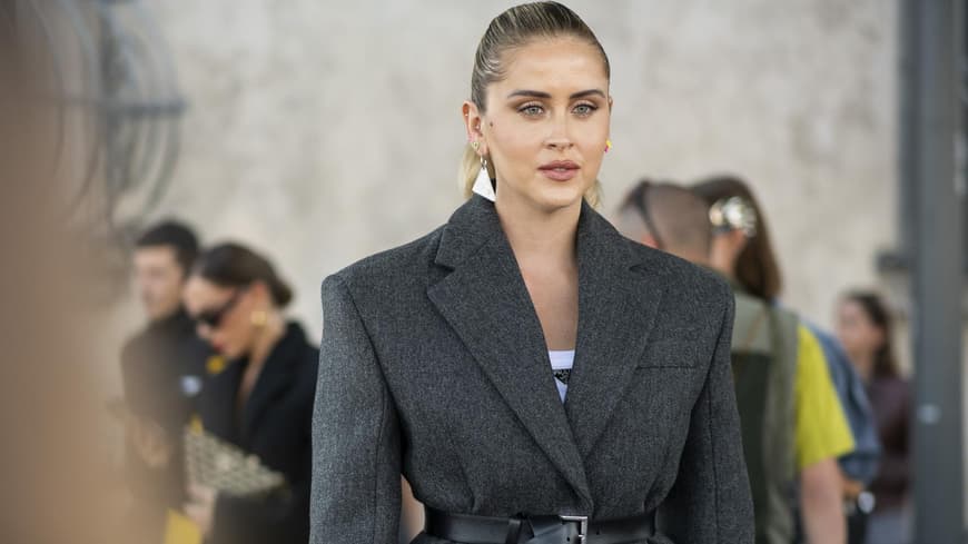 Frau trägt grauen Blazer