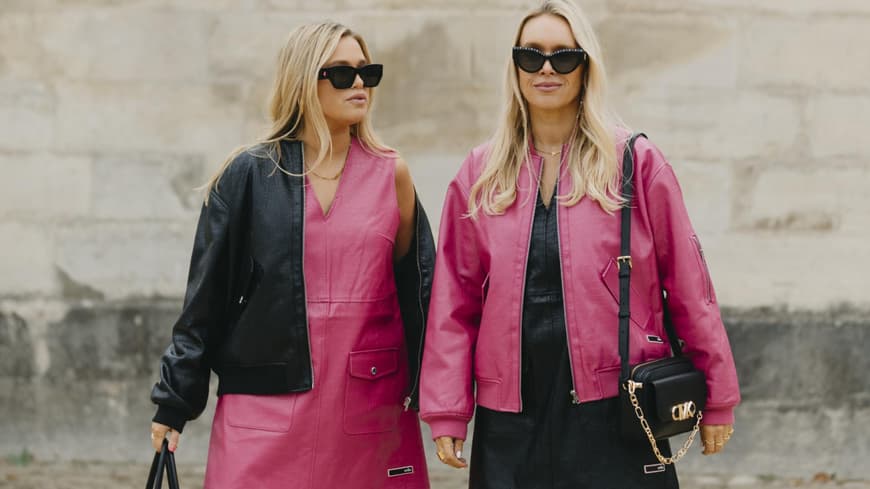 Zwei Frauen tragen Kleider in pink und schwarz mit Stiefeln