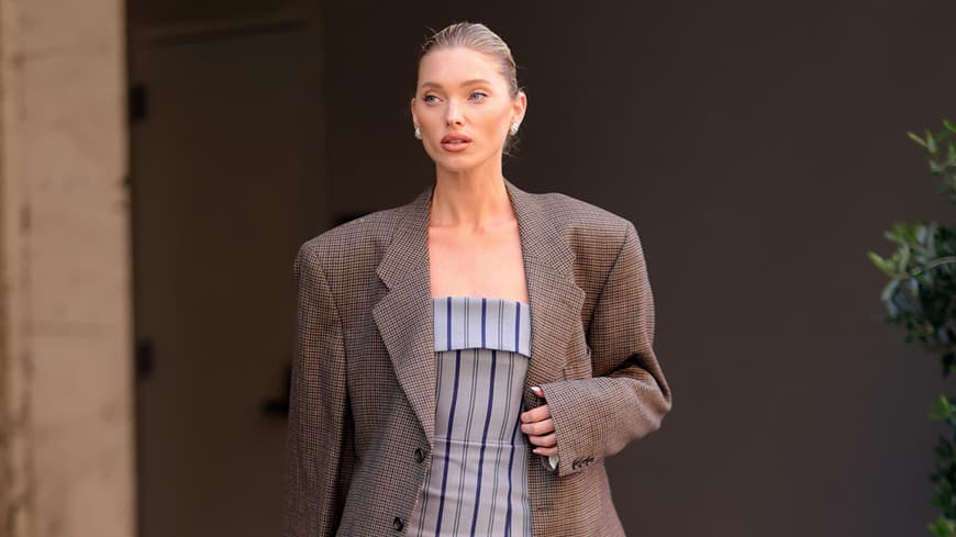 Elsa Holk trägt Blazer und Kleid