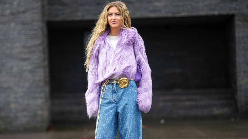 Emili Sindlev trägt Fake Fur Jacke und Jeans