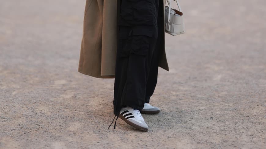 Frau trägt Adidas Samba Sneaker Streetstyle