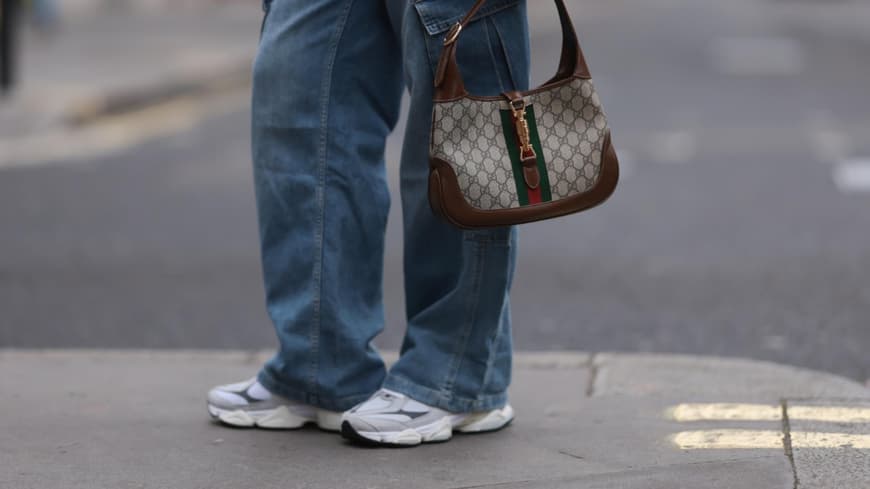 Sonia Lyson trägt Sneaker und Jeans Streetstyle