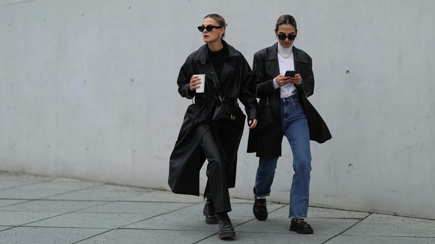 Zwei Frauen in stylischen Looks